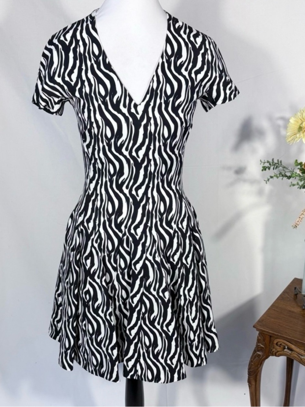 💥REISS Black White Zebra Fit & Flare V Neck Mini Dress Pockets Sz 2 💛